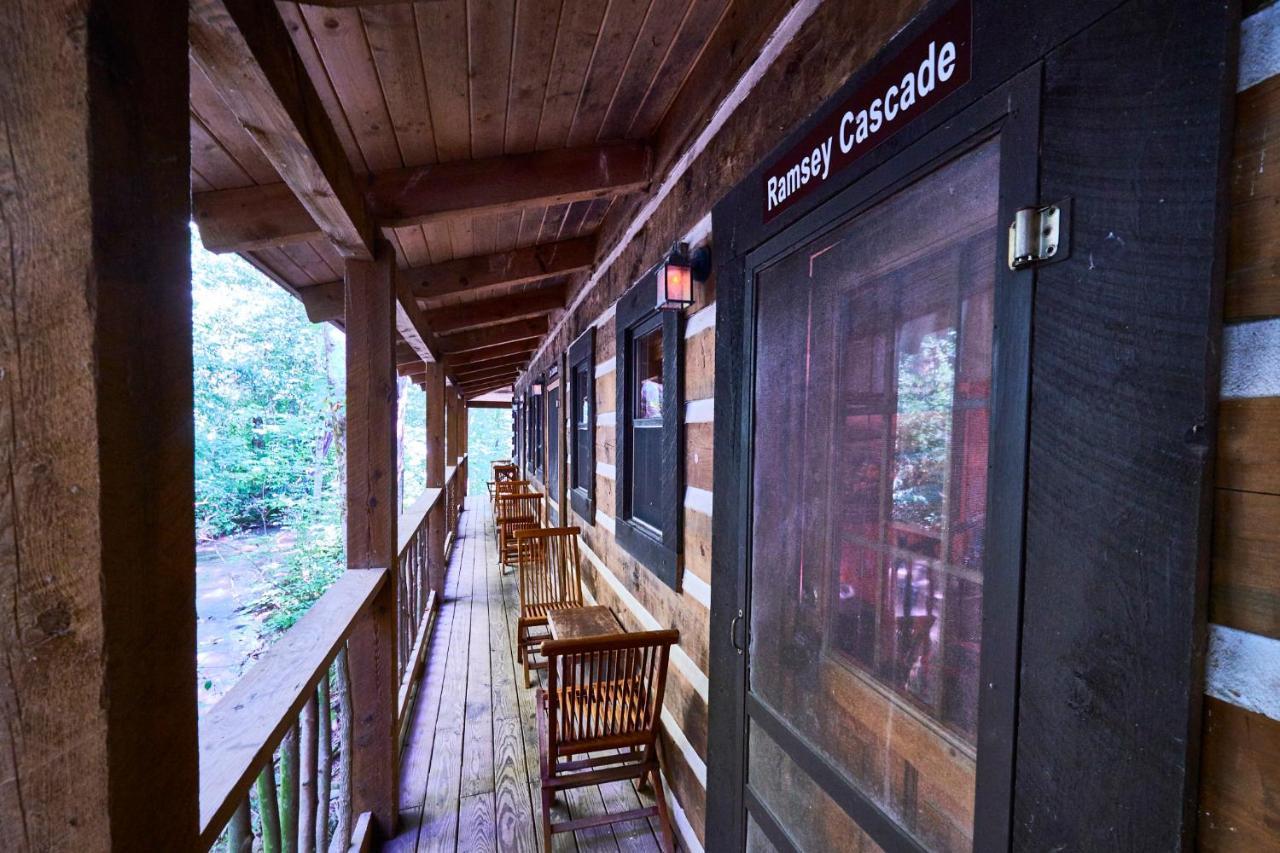 Creekwalk Inn Bed And Breakfast With Cabins Cosby Bagian luar foto