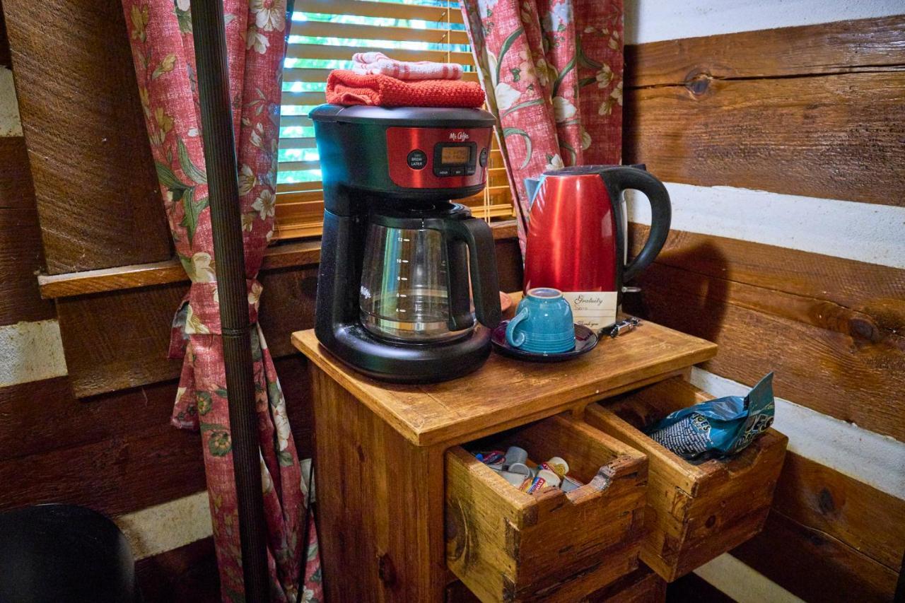 Creekwalk Inn Bed And Breakfast With Cabins Cosby Bagian luar foto
