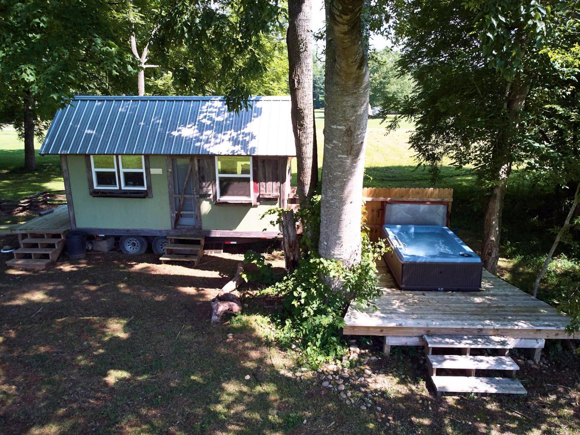 Creekwalk Inn Bed And Breakfast With Cabins Cosby Bagian luar foto
