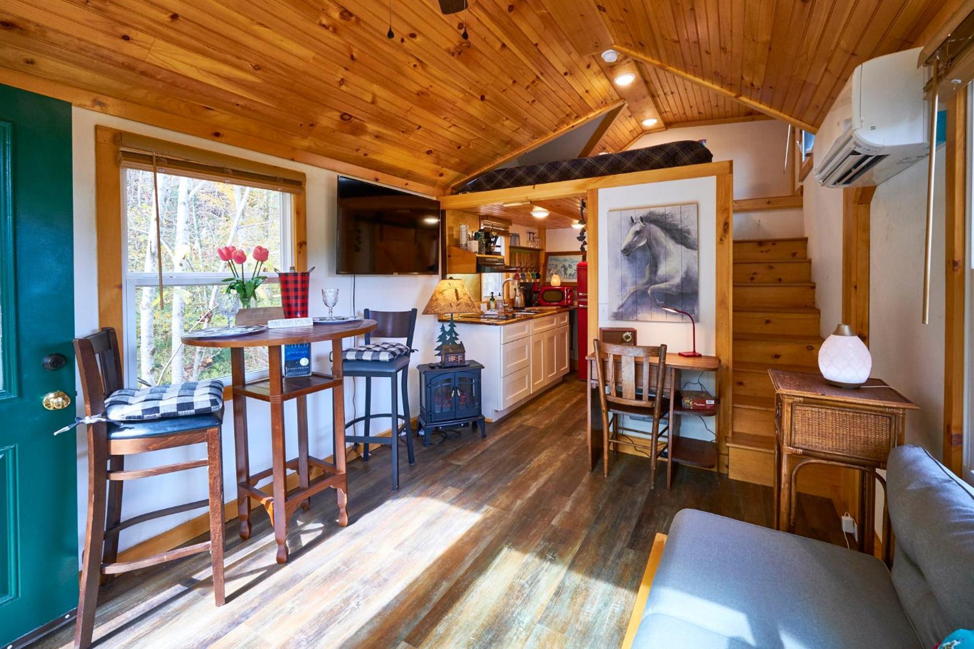 Creekwalk Inn Bed And Breakfast With Cabins Cosby Bagian luar foto